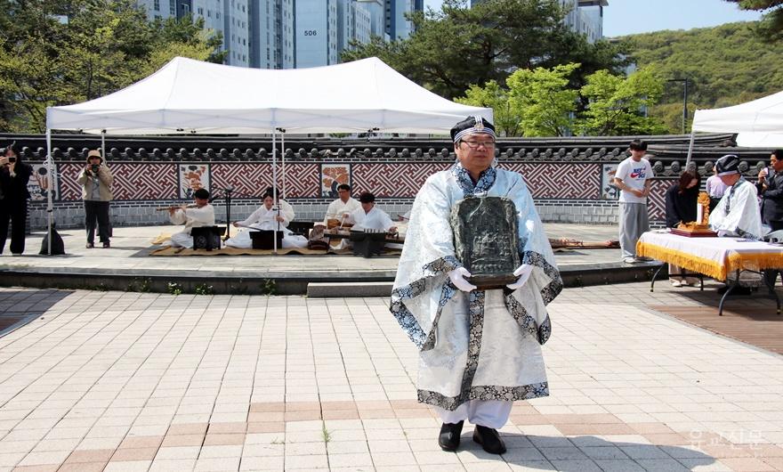 03-석불비상을 시납하고 있다..JPG