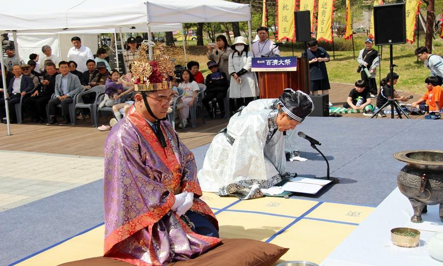 08-대축 세종향토사연구소 윤철원 소장이 축문을 낭독하고 있다..JPG