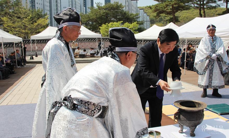 11-정선全氏중앙종친회 전종목 회장이 신위에 헌작을 하고 있다..JPG