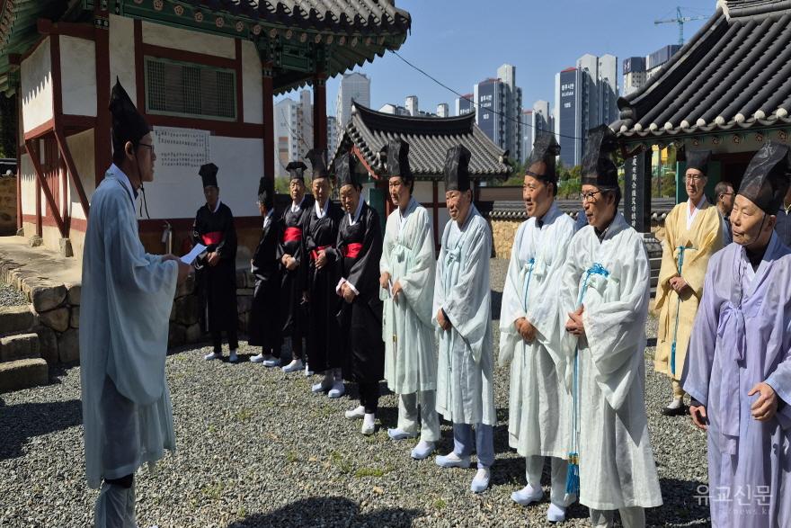 [크기변환]2026 0415 옥계서원 석채례의 제관을 호명하고 있다.jpg