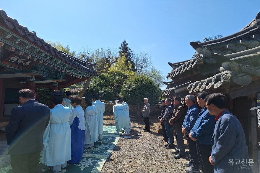 [크기변환]2026 0415 율봉서원 석채례 참석자들이 기다리고 있다.jpg