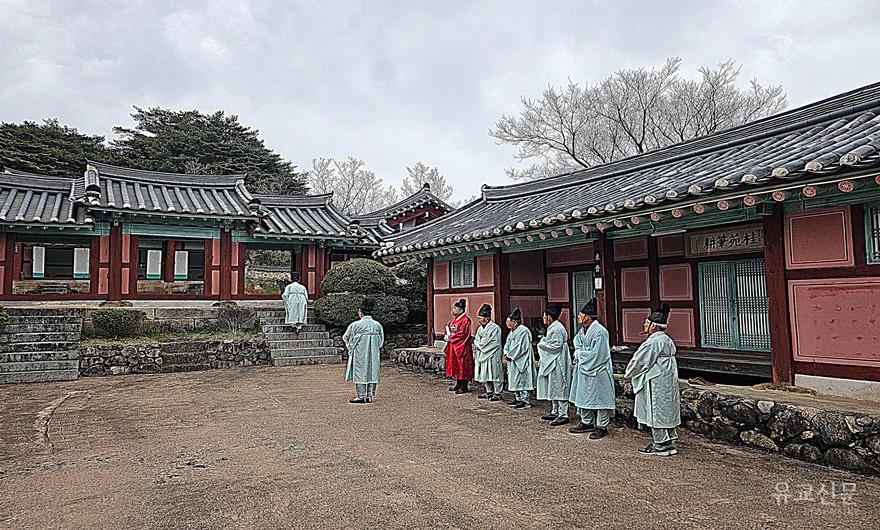 02-헌관 및 제집사가 삼문 앞에 서립해 있다..jpg