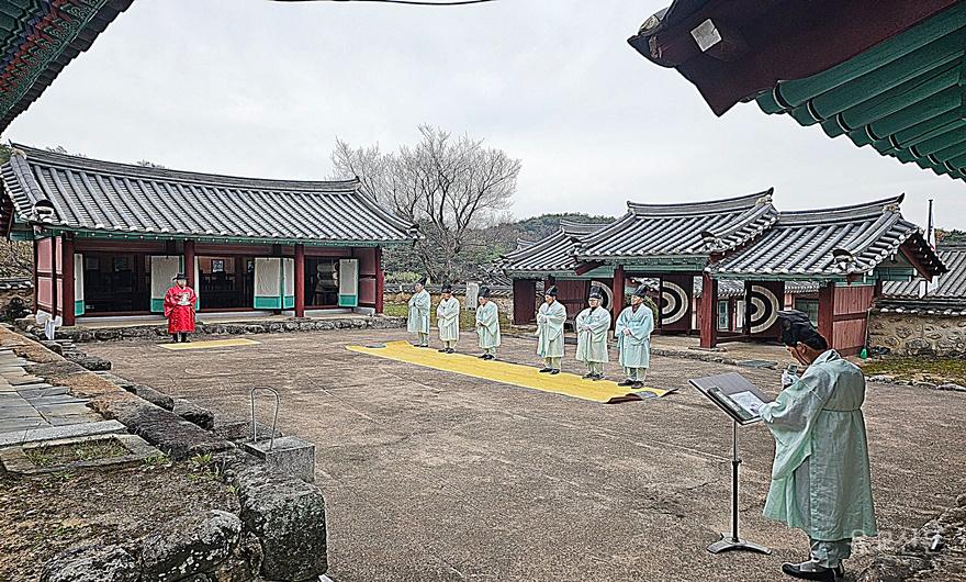 03-헌관 및 제집사가 대성전 앞에 서립 해 있다..jpg