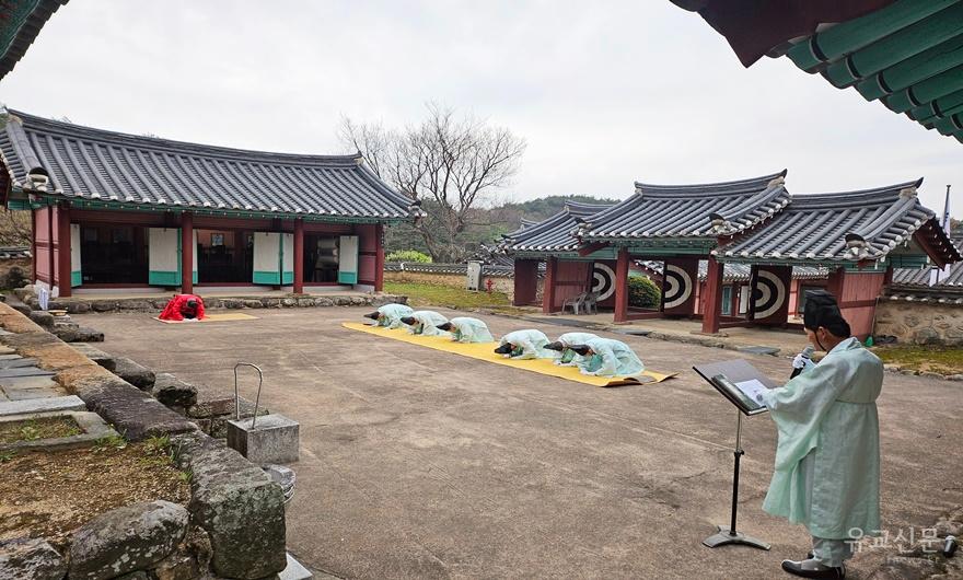 04-헌관 및 참례자가 4배(四拜)를 하고 있다..jpg