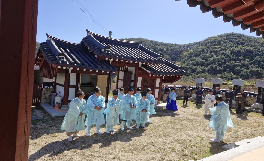 [크기변환]2026 0407_월계사 석채례 제관을 예상을 맡은 김영일 유림이 호명하고 있다.jpg