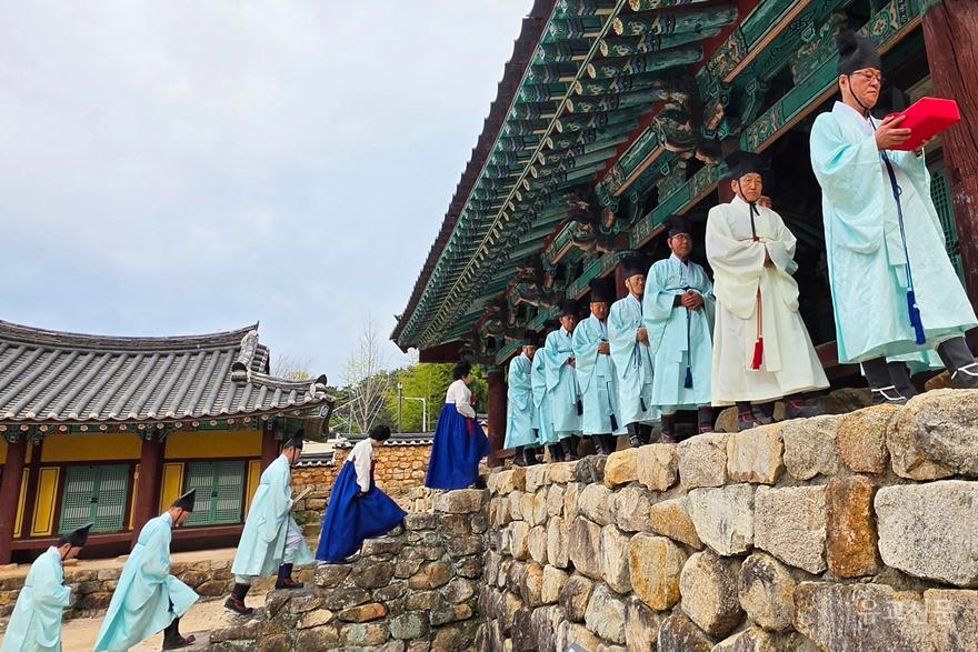 찬인의 인도로 향궤를 모신 봉향을 선두로 유림들이 대성전을 향해 올라가고 있다.(수정).jpg