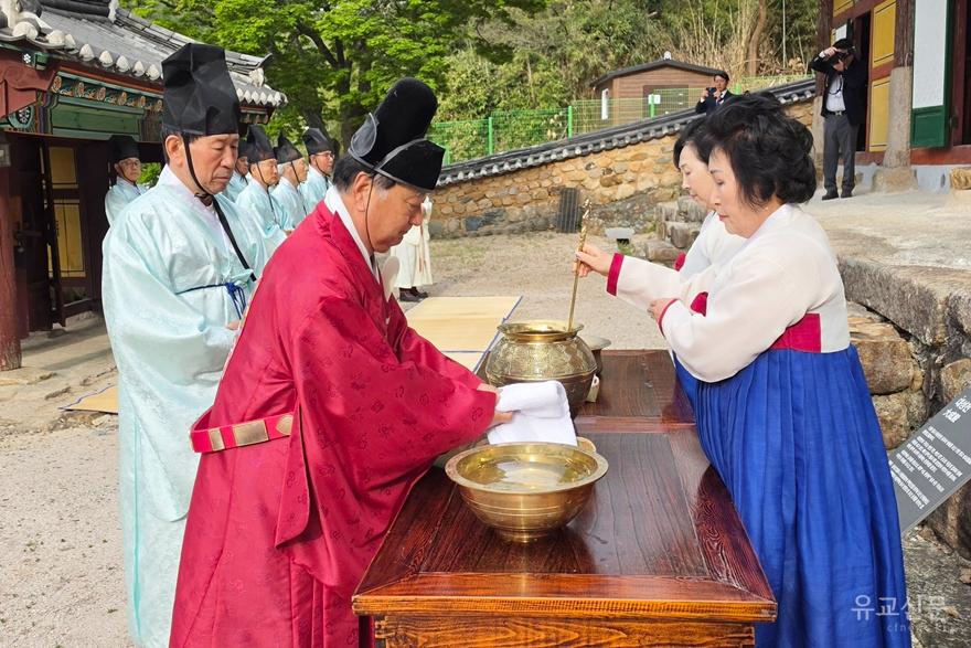헌관이 관수세수를 하고 있다.(편집수정).jpg