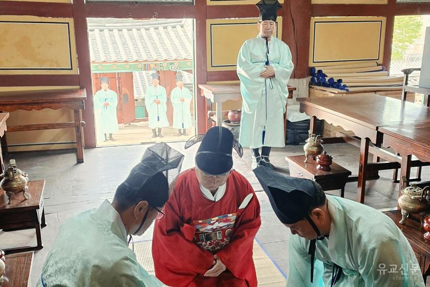 헌관이 삼상향을 하고 있다.(편집수정).jpg