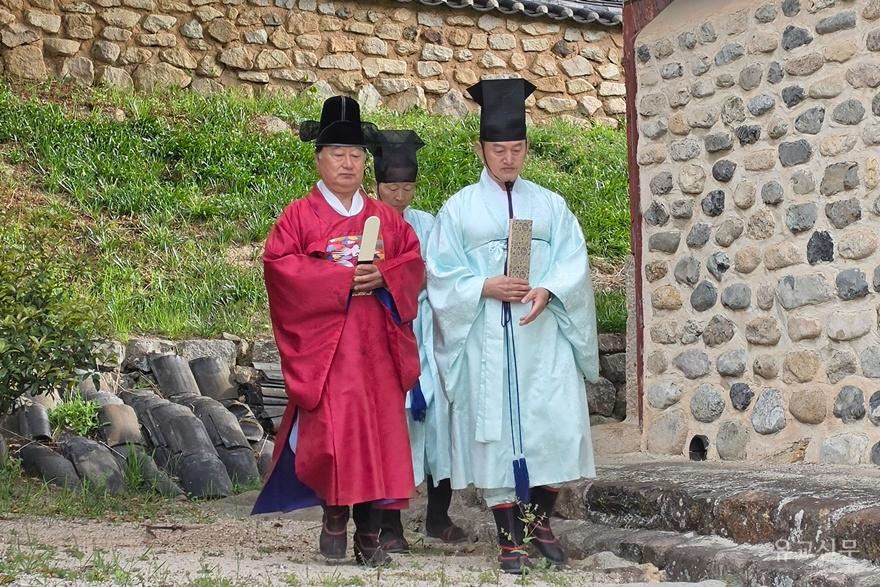 김영만 이사장이 성인수 집례의 인도로 순묘(巡廟)를 하고 있다.(편집수정).jpg