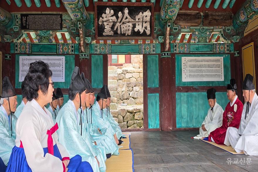 명륜당 대청마루에서 환담을 나누고 있다.(편집수정).jpg