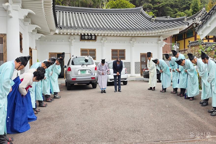 기장유림들이 김영만 (재)부산시향교재단 이사장을 송영하고 있다.(편집수정).jpg